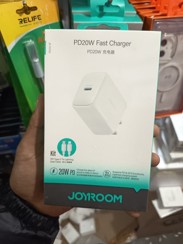 JOYROOM PD20W Fast Charger Kit (with Type-C to Lightning Cable) 2